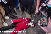 疯了!纽约球迷毁坏吹杨头像玩偶撕毁步行者球衣 最终被警察驱逐 疯了!纽约球迷毁坏吹杨头像玩偶撕毁步行者球衣 最终被警察驱逐