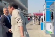 姚明范志毅现身F1赛场：以上海话交流 关系热络梦幻联动