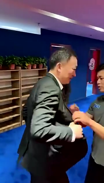真开心😆成功挺进八强！刘维伟赛后被队员疯狂泼水庆祝🚿